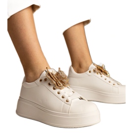 Fehér cipők, amelyek cirkonokkal ellátott pillangóval díszítik