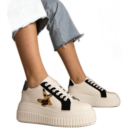 Fekete -fehér cipők csillogással és csillaggal díszítve Fekete -fehér cipők csillogással és csillaggal díszítve