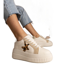 Fehér és bézs cipők csillogással és csillaggal díszítve