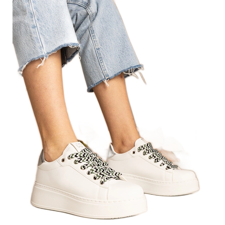 Fehér női cipők, hatalmas kötéssel