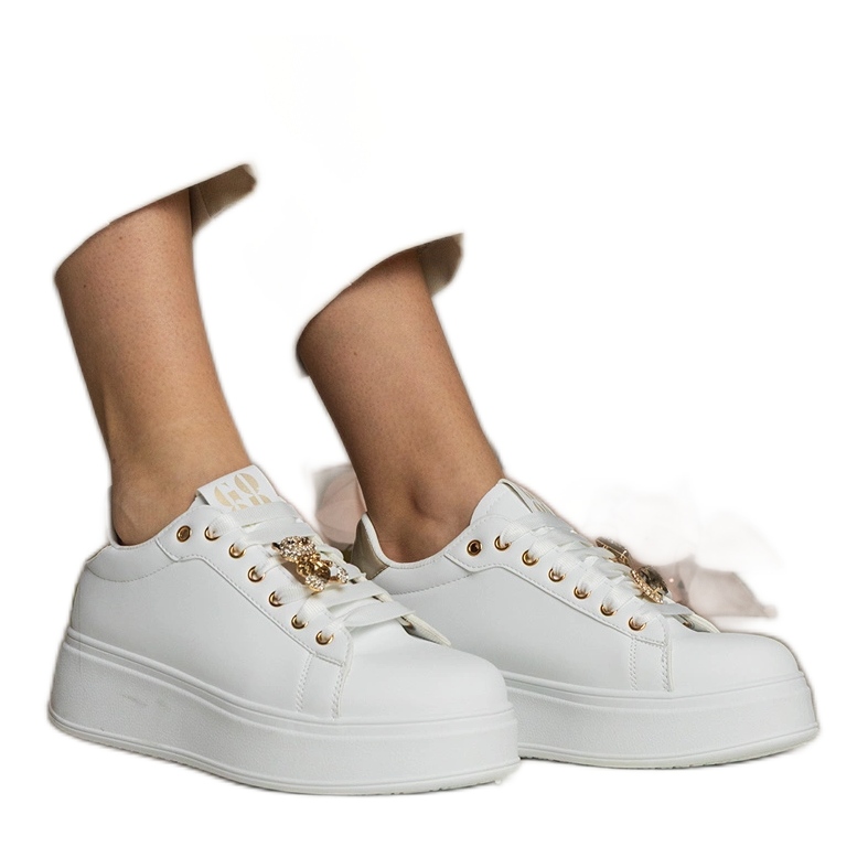 Női fehér és arany cipők kövekkel díszítve