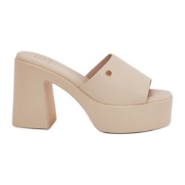 Női öko bőr papucs az oszlopon és a könnyű koldusplatformon bézs