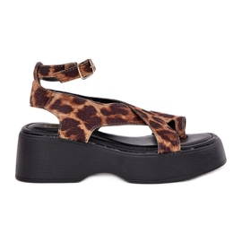 Női szandál a platformon és a barna leopárd nyomtatási ékek Női szandál a platformon és a barna leopárd nyomtatási ékek