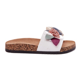 Női papucs virággal egy parafa platformon fehér