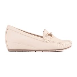 Goodin Bézs cipők egy alacsony ékön, díszítéssel