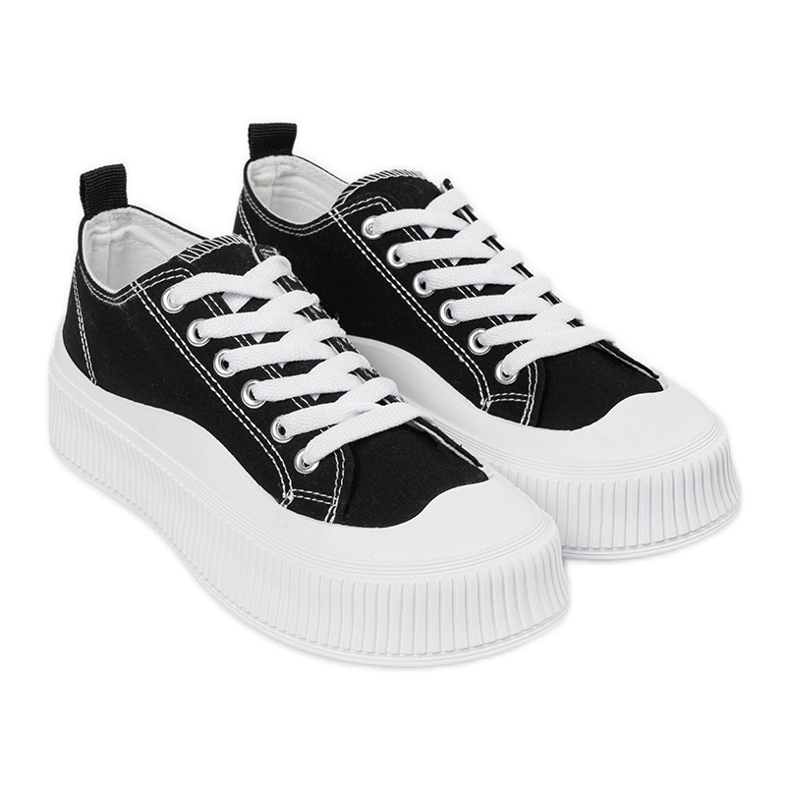 Fekete-fehér tornacipő vastag talppal