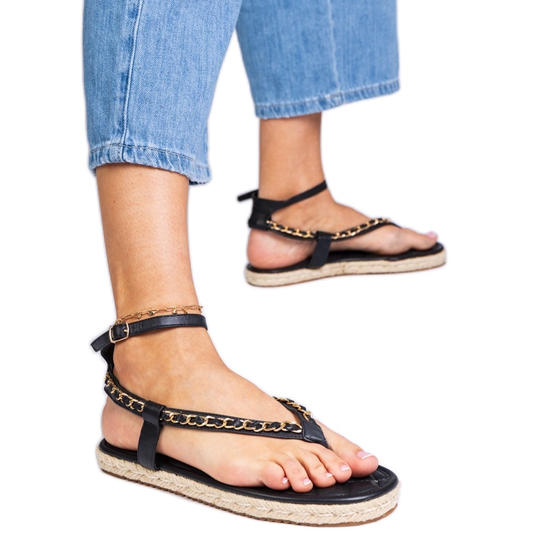 A lánccal díszített fekete szandál