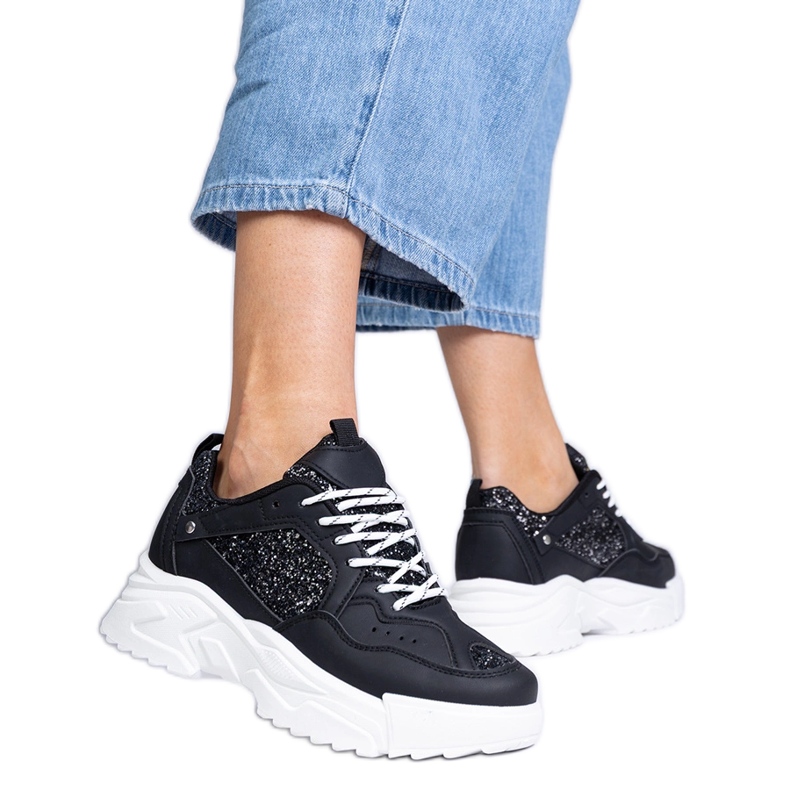 Fekete női cipők csillogó betétekkel