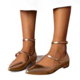 Aranyszivattyúk lapos sarkú cipőkkel aranysárga