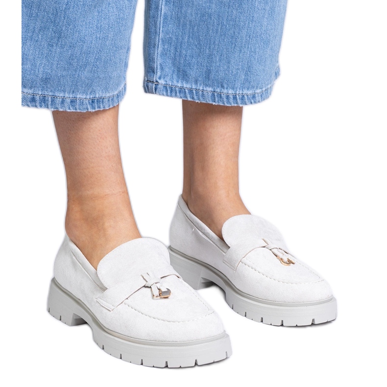 Szürke, elegáns cipők az Ecozamz -tól dekorációval