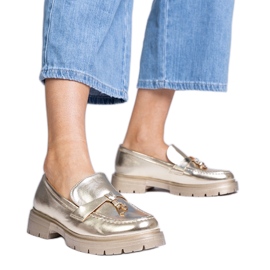 Arany elegáns cipők, öko -bőr dekorációval aranysárga