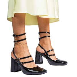 A fekete szandál lakkozott a poszton A fekete szandál lakkozott a poszton