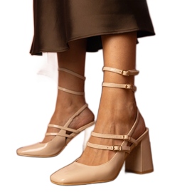 Bézs színű lakkozott pumpák magas sarkúval