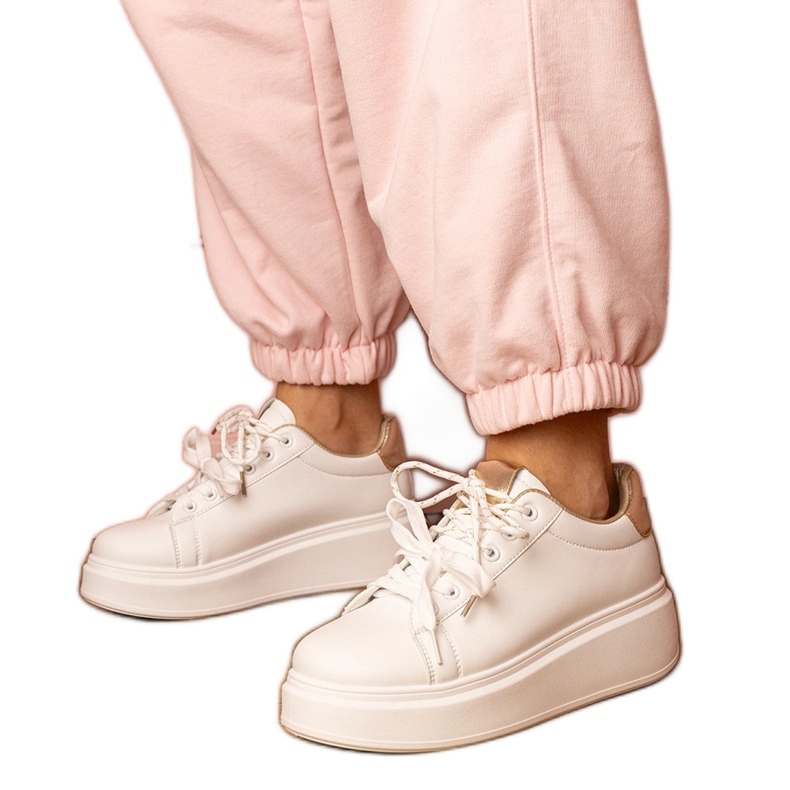 Fehér és arany sport cipők a platformon Fehér és arany sport cipők a platformon