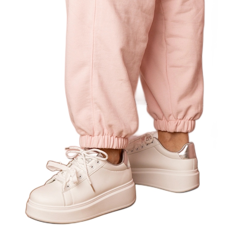 Fehér és ezüst sport cipők a platformon Fehér és ezüst sport cipők a platformon