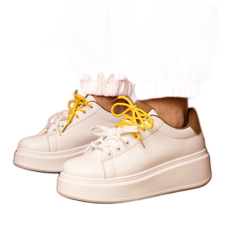 Fehér-barna sport cipők a platformon