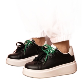 Fekete sport cipők a platformon