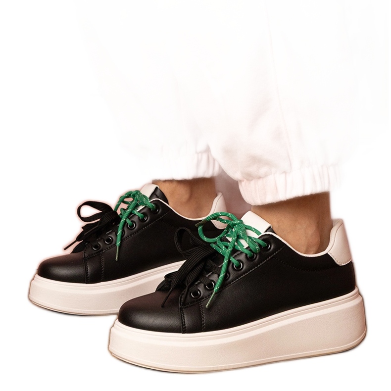 Fekete sport cipők a platformon