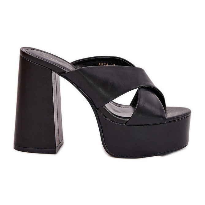 Női papucs a peronon és az oszlopfekete