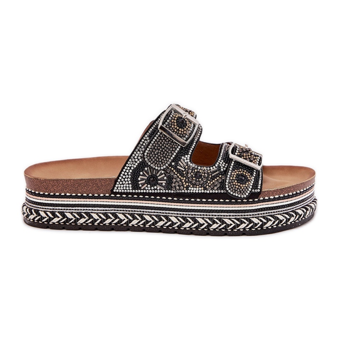 Papucs dekorációval és csatokkal a fekete platformon