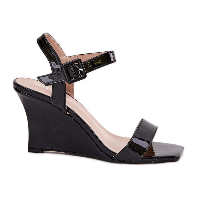 Festett női szandál az ékeken fekete