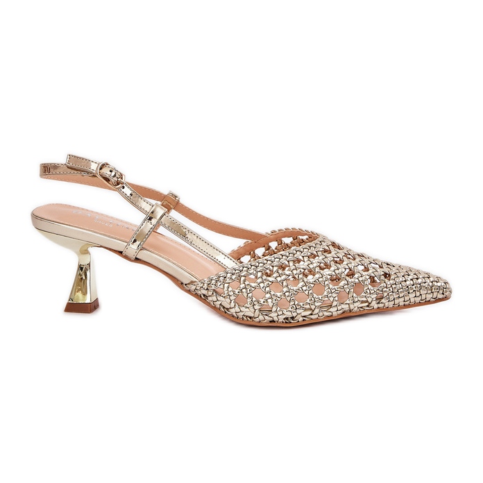 Héjak hegyes orrával és egy kültéri arany sarok aranysárga