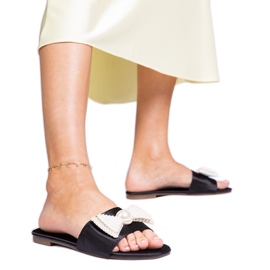 Fekete szatén papucs lehajlattal gyöngyökben