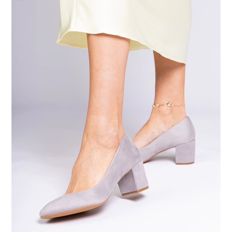 Szürke klasszikus szivattyúk az ekozamsz oszlopán