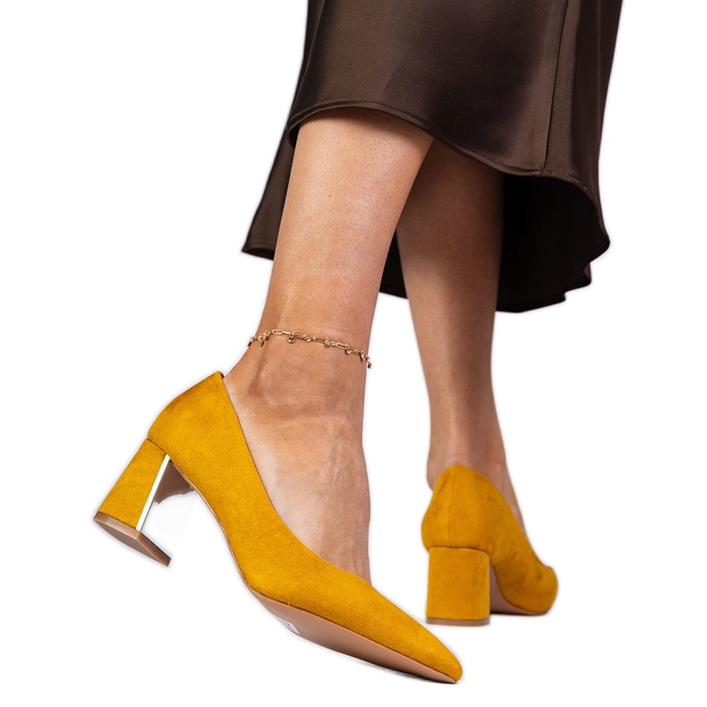 Sárga szivattyúk egy elegánsan díszített oszlopon