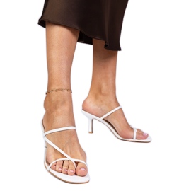 Fehér, elegáns papucs magas sarkú Fehér, elegáns papucs magas sarkú