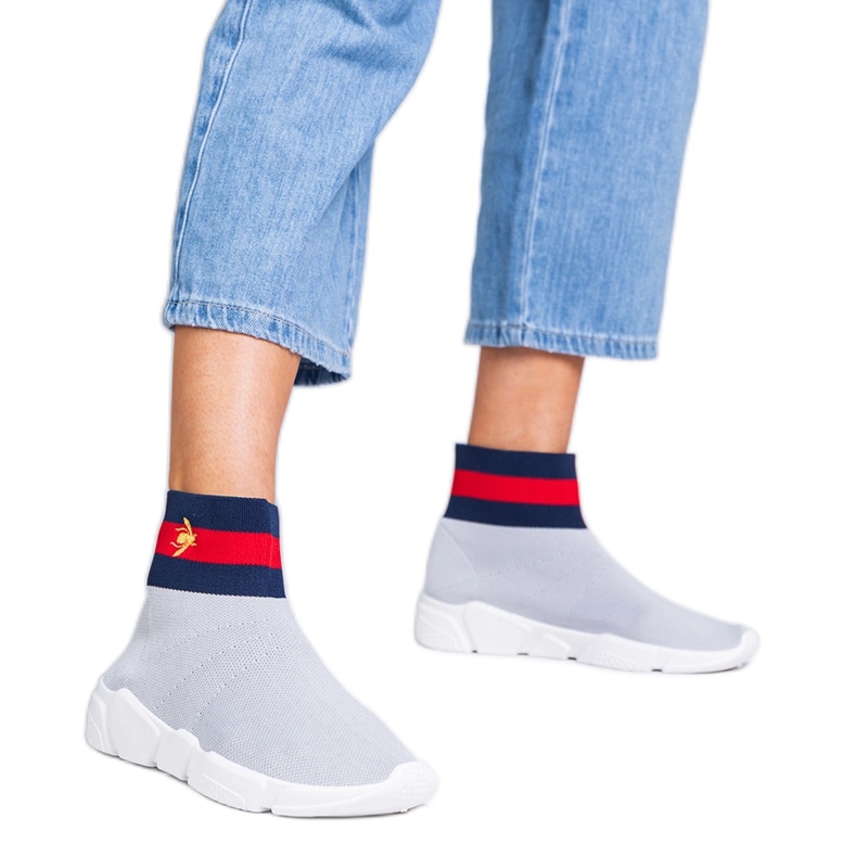 Szürke sportos cipők, amelyek felső zoknit tartalmaznak