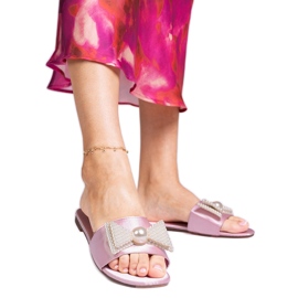 Rózsaszín szatén papucs, íj gyöngyökben