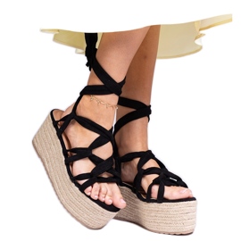 Fekete espadrilles egy magas platformon