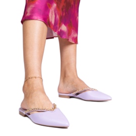 Violet elegáns flip -flop -ek lánccal díszítve lila