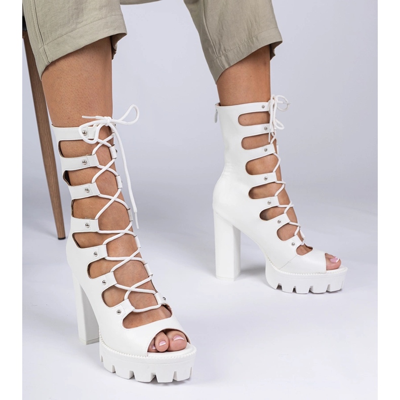 Fehér csizma egy nagy oszlopon, kivágással Fehér csizma egy nagy oszlopon, kivágással