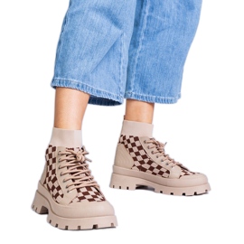 Barna csizma cipők a peronon