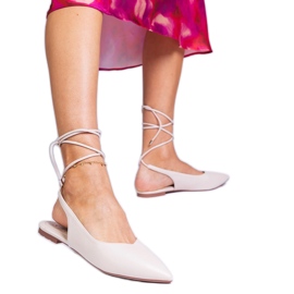 Bézs lapos sarkú cipő öko -ágazatból készült