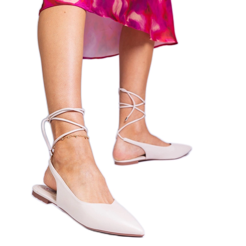 Bézs lapos sarkú cipő öko -ágazatból készült