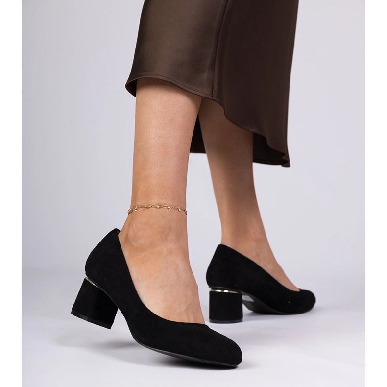 Fekete klasszikus szivattyúk egy alacsony blokkon