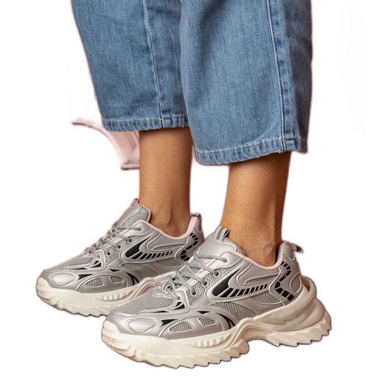 Ezüst sport cipők egy stílusos talpon