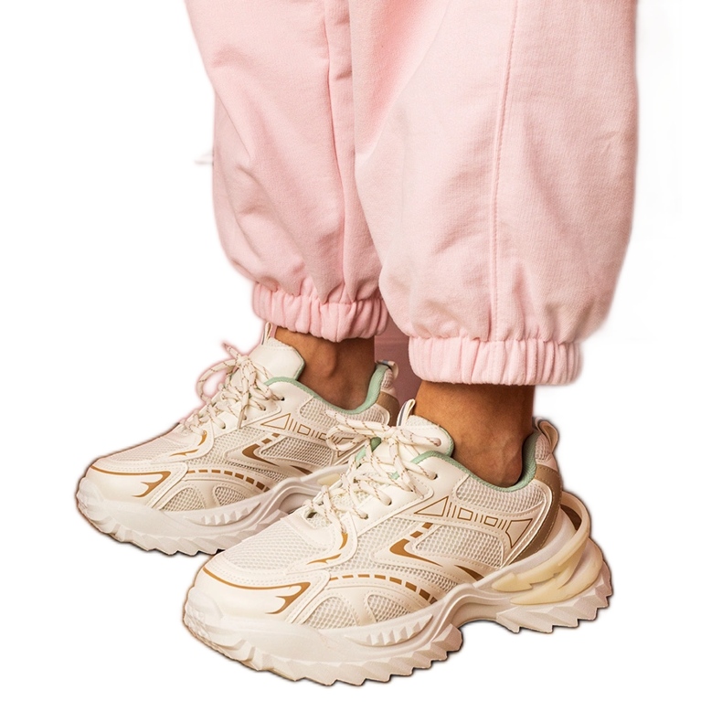 Bézs sport cipők egy vastag talpon