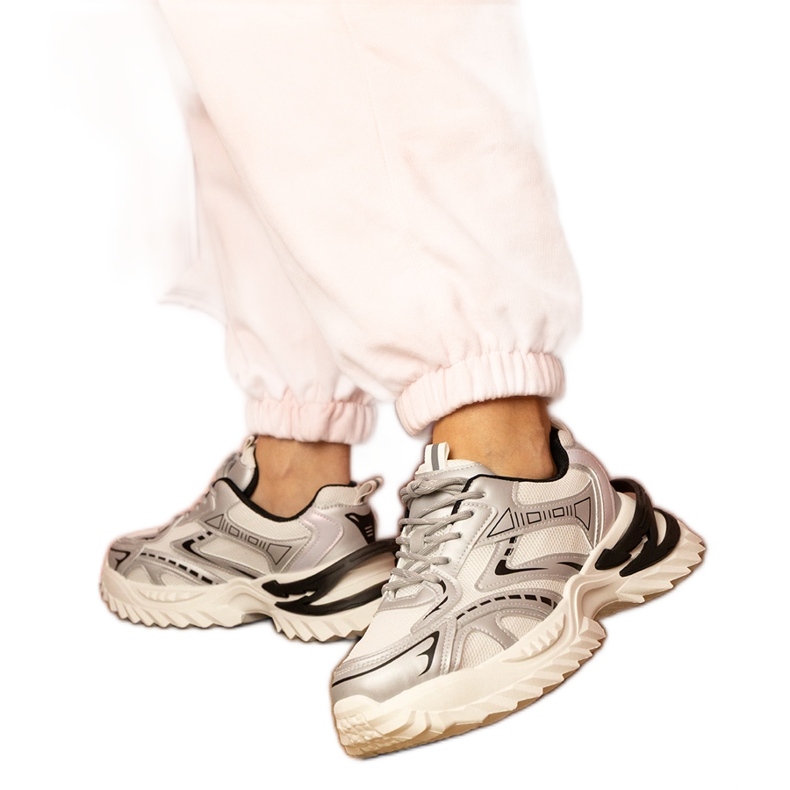 Ezüst sport cipők egy vastag talpon