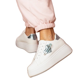 Fehér cipők kék szívvel és cirkoncsapokkal