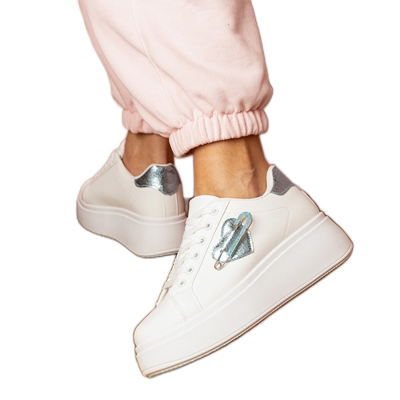 Fehér cipők kék szívvel és cirkoncsapokkal