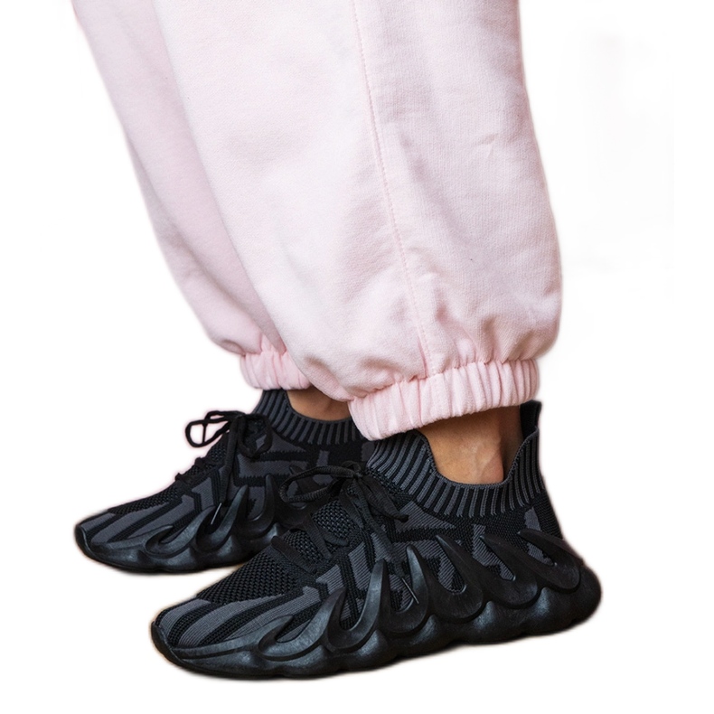 Fekete sport cipők egy hatalmas talpon