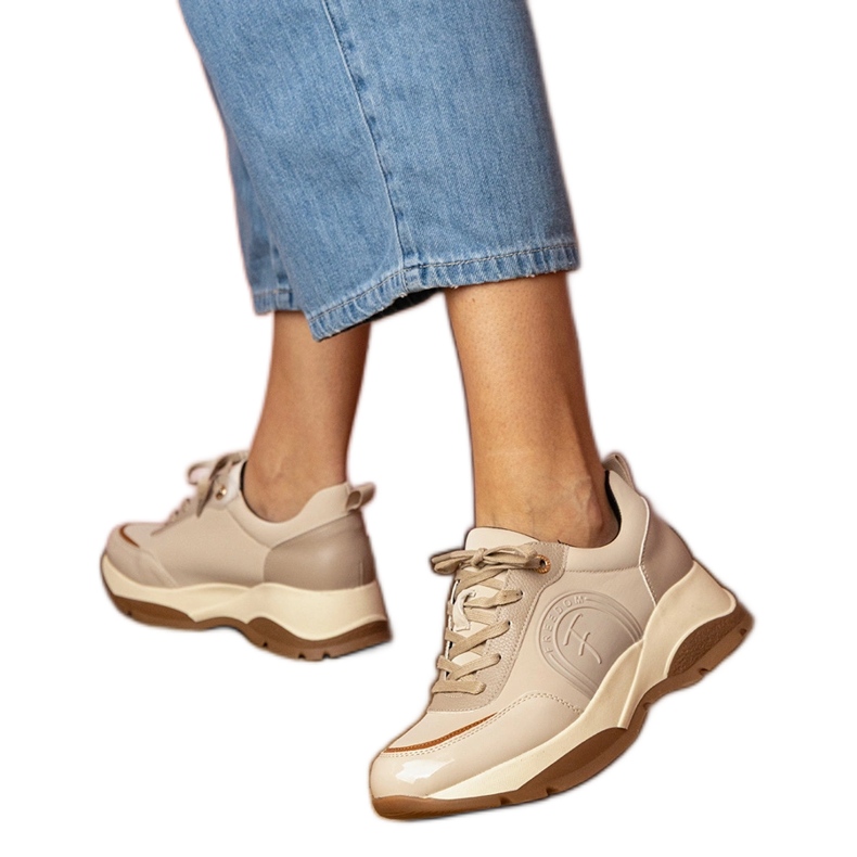 Bézs színű női sportcipő