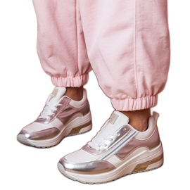 Fehér cipők cirkonokkal és fémes beillesztéssel