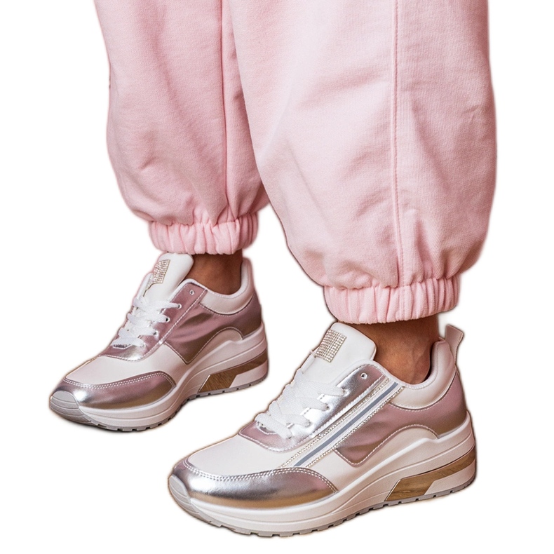 Fehér cipők cirkonokkal és fémes beillesztéssel