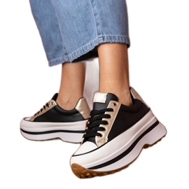 Fekete cipők cipők a platfotmon