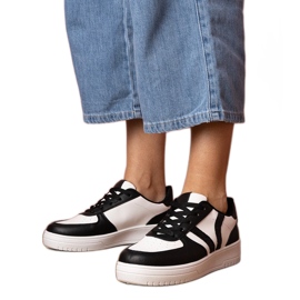 Fekete cipők, csillogással díszített cipők